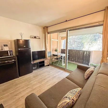 Dans Avec Piscine A Apartment
